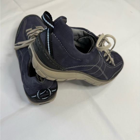 Clarks Blue and Tan Sneakers with Suede Texture - Picture 3 of 8